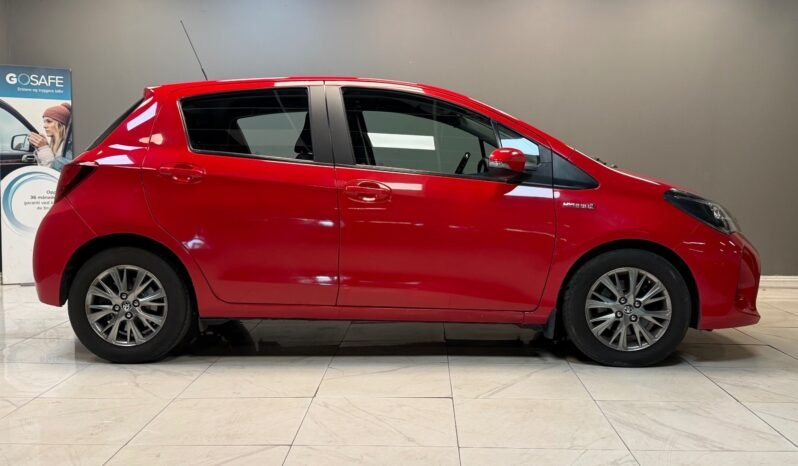 
								Toyota Yaris Hybrid full									