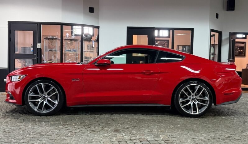 
								Ford Mustang GT Coupé 5.0 V8 full									