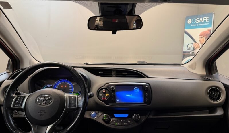 
								Toyota Yaris Hybrid full									