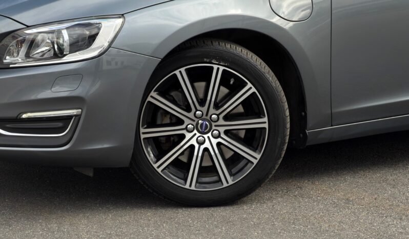 
								Volvo V60 D5 Twin Engine AWD Momentum full									