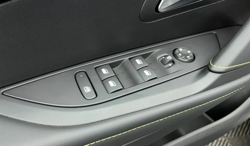 
								PEUGEOT 208 GT Hybrid 110 e-DCS6 full									