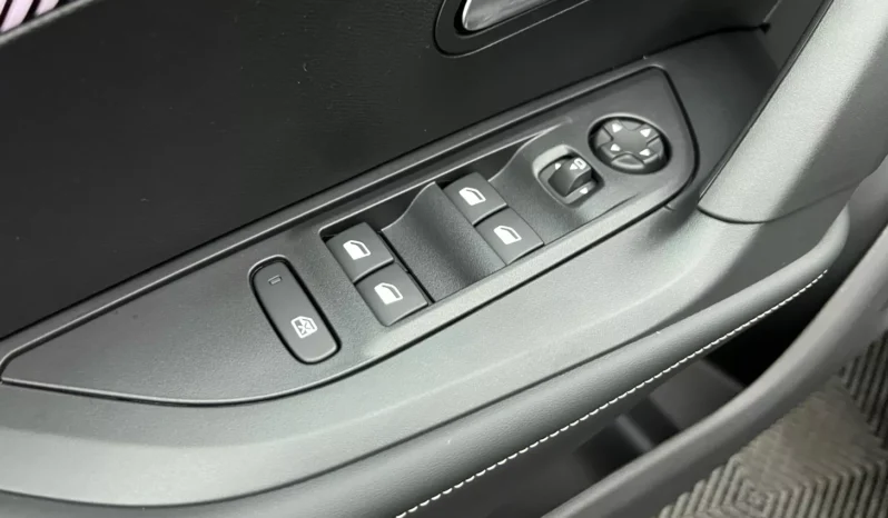 
								PEUGEOT 2008 Allure Hybrid 145 e-DCS6 full									