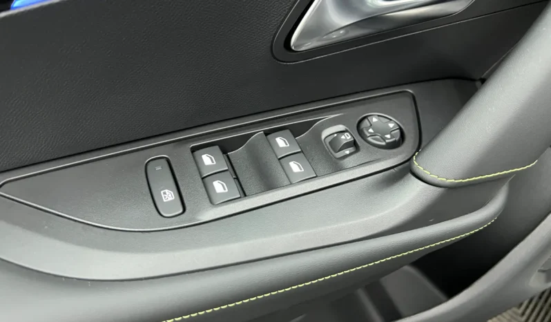 
								PEUGEOT 2008 GT Hybrid 145 e-DCS6 full									