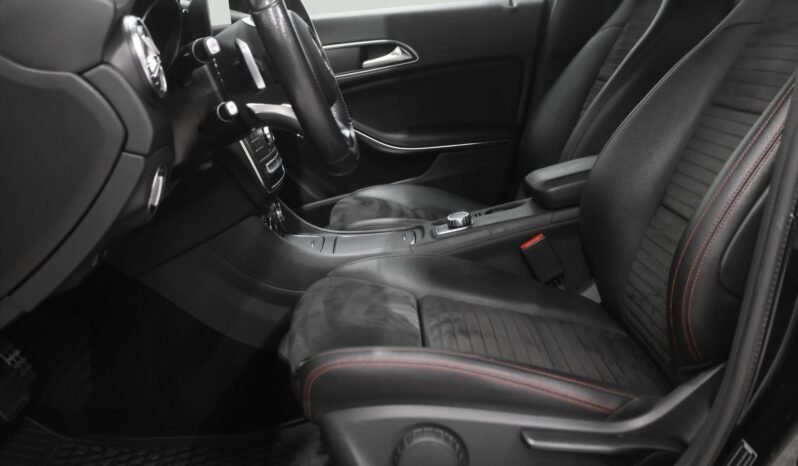 
								Mercedes-Benz CLA 180 AMG Line full									