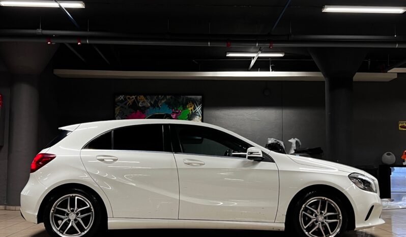 
								Mercedes-Benz A 180 full									