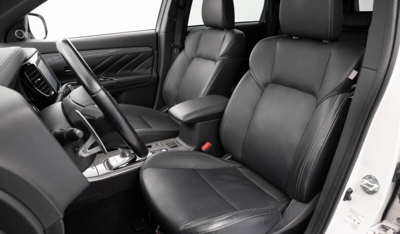
								Mitsubishi Outlander PHEV 2.4 Instyle+ AWD full									