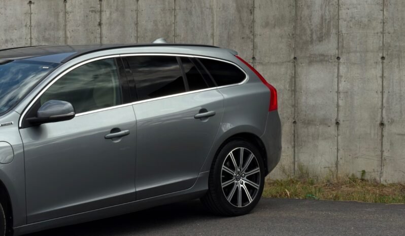 
								Volvo V60 D5 Twin Engine AWD Momentum full									