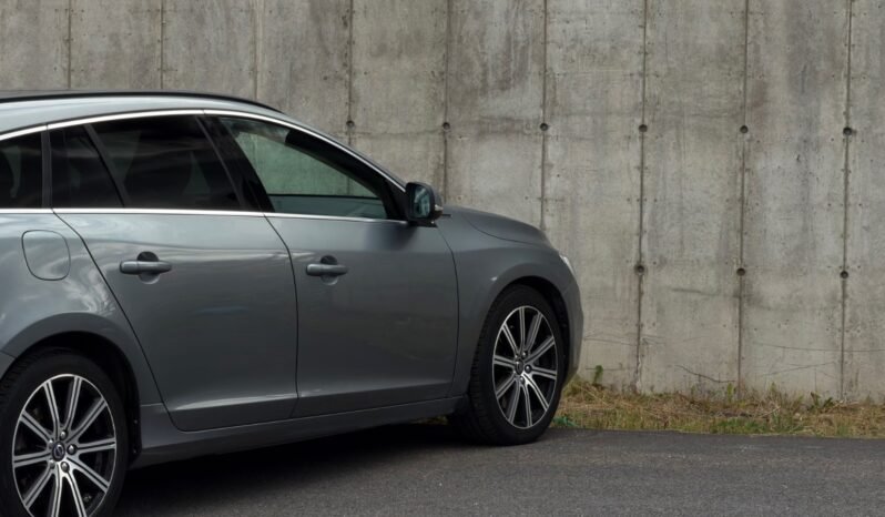 
								Volvo V60 D5 Twin Engine AWD Momentum full									