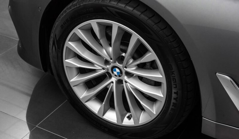 
								BMW 530d xDrive Luxury Line full									