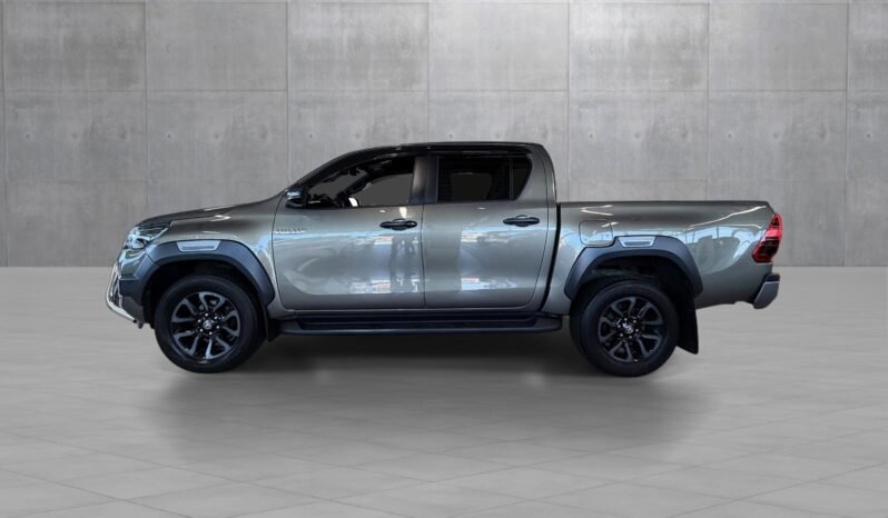 
								Toyota HiLux 2.8 D-4D 204 ch D-Cab 4WD SR+ Invincible X Automatique full									